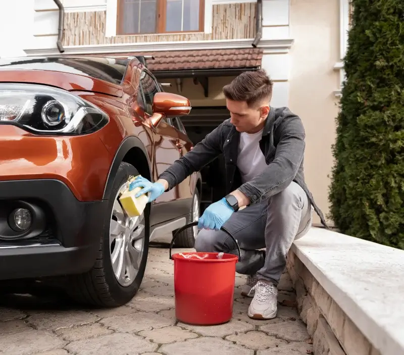 Lavage auto à domicile Martillac : professionnel intervenant sur un véhicule